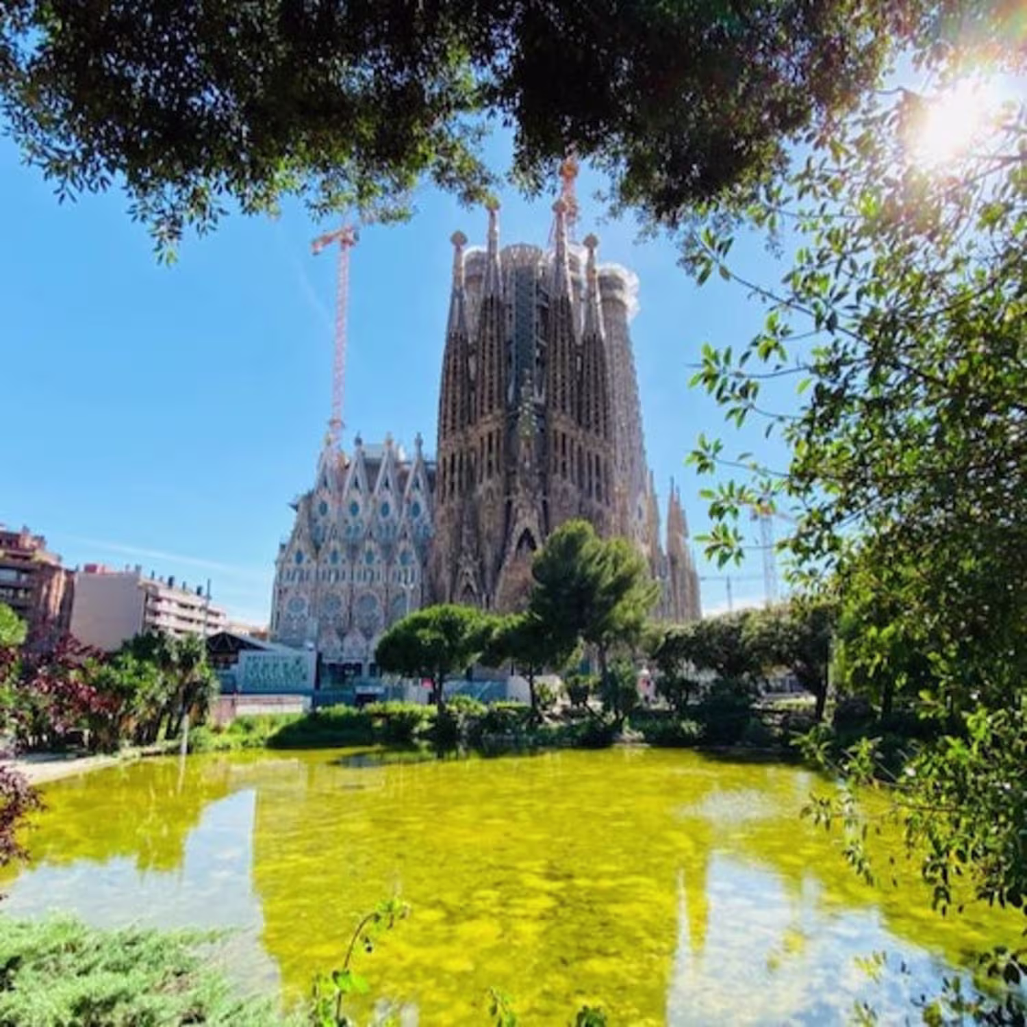 tickets-casas-de-gaudi-y-sagrada-familia-visita-de-un-dia-a-barcelona