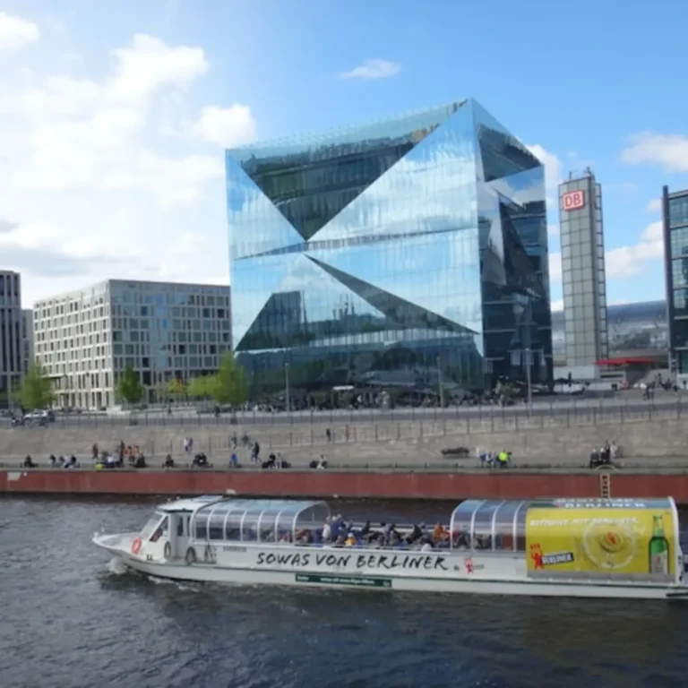 Berlin: 1-hour boat tour + audio guide