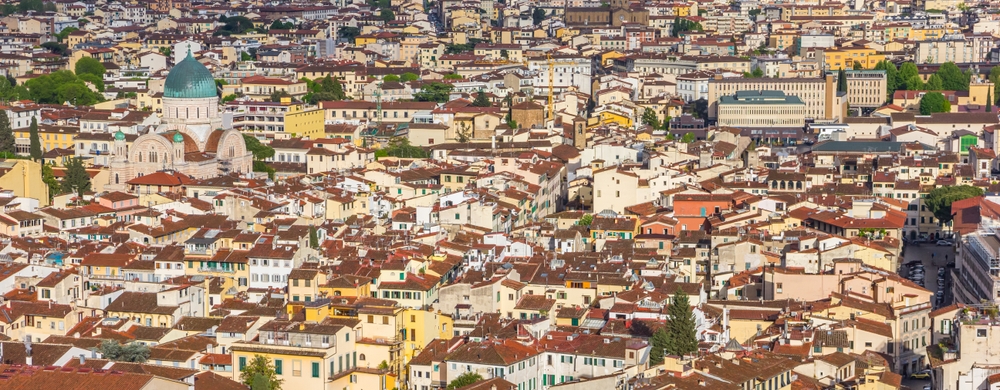 Panorama de la sinagoga histórica en el horizonte de Florencia,