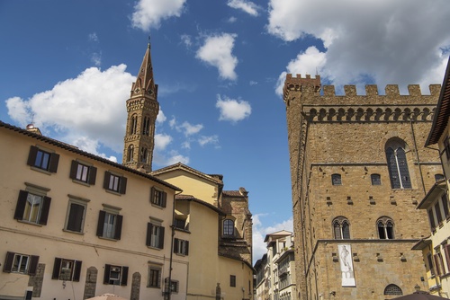 El histórico campanario de Badia Florentina y el exterior de