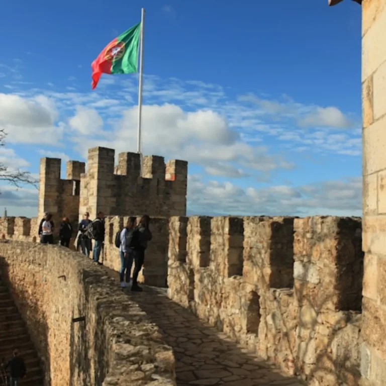 São Jorge Castle: Fast-Track Ticket + Guided Tour