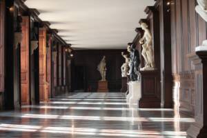 Un corridoio con statue al Palazzo di Hampton Court