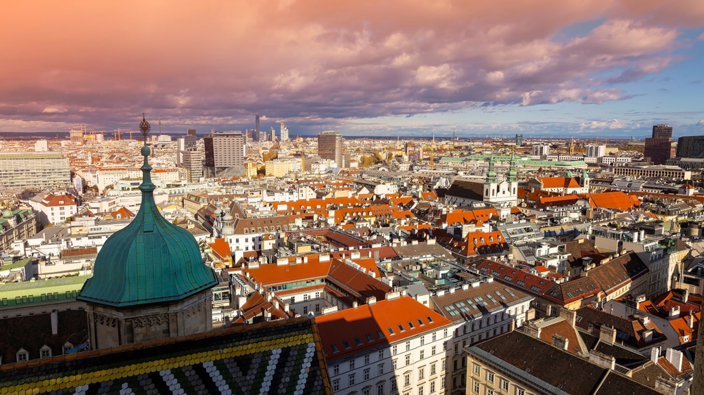 Du blickst auf die Landschaft und siehst die Stadt Wien mit ihrer Skyline und dem Stephansdom.