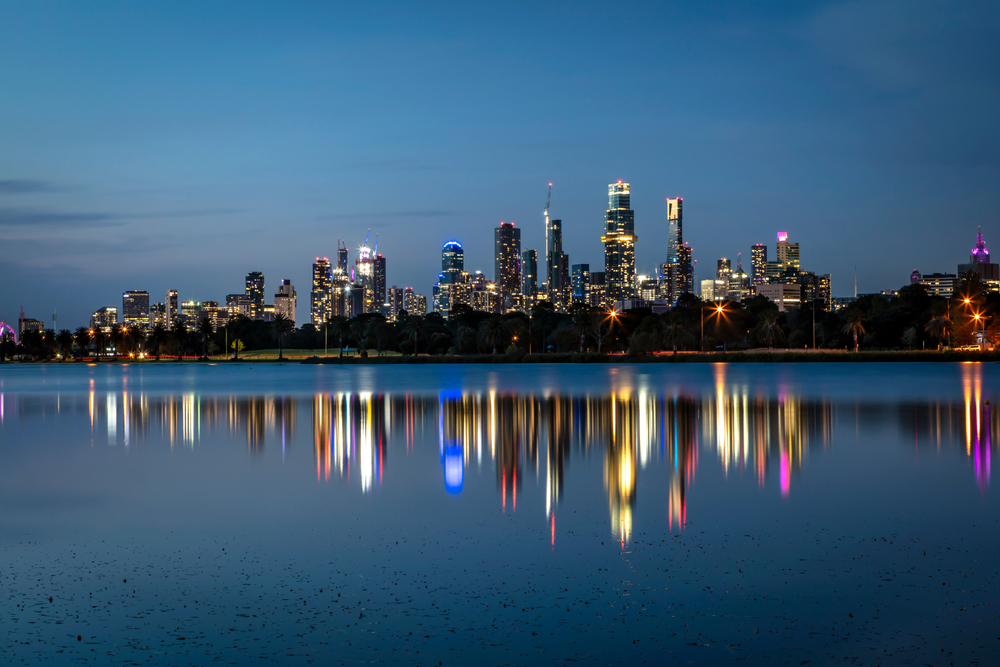 Melbourne, Australia. Panorama nocturno sobre el lago Albert Park. 2020