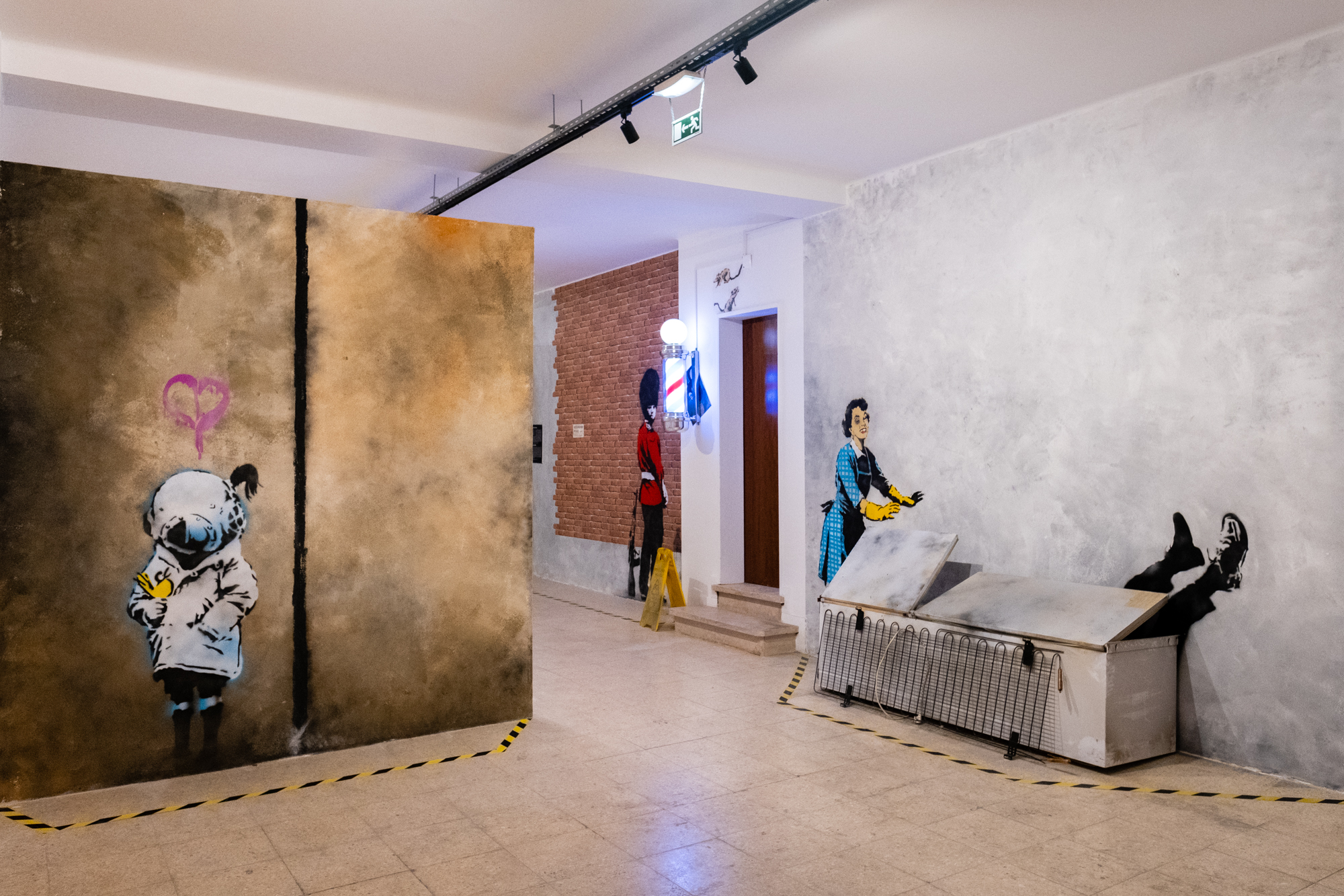 museu-banksy-interior-exposição-murais-coração-de-rapariga