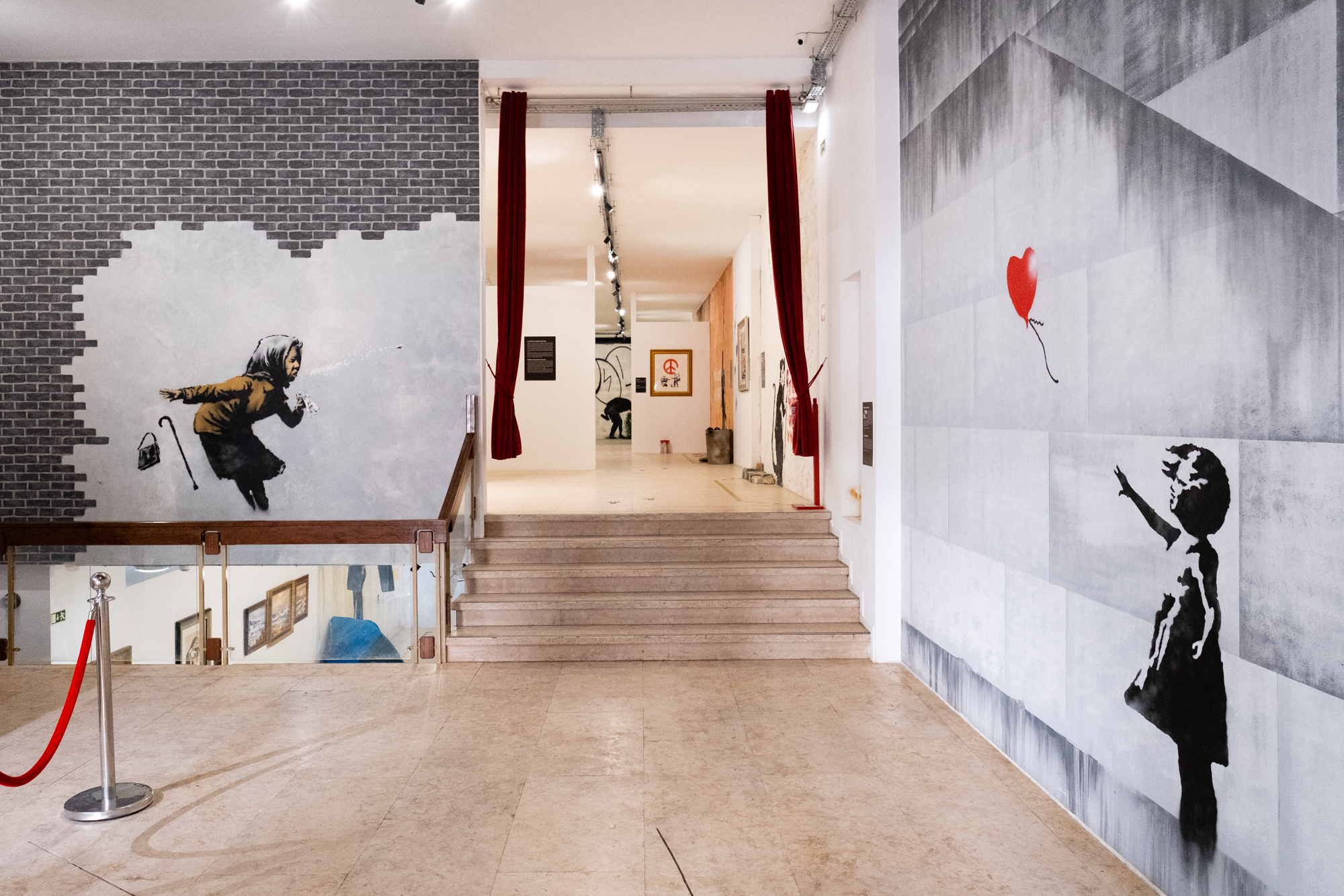 museu-banksy-gallery-staircase-girl-with-balloon