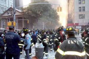 Des pompiers devant la chapelle Saint-Paul, le 11/09/2001