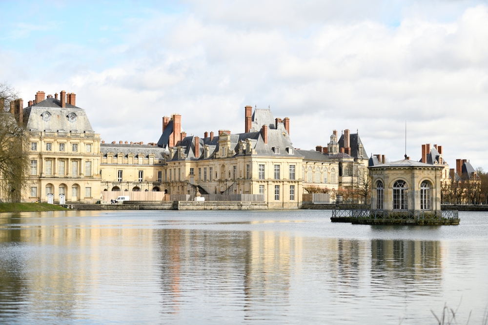 Chateau,Fontainebleau,Palace.,View,From,The,Lake