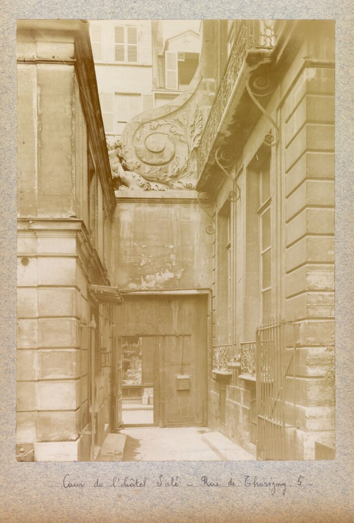 The courtyard of the Hôtel Salé around 1905
