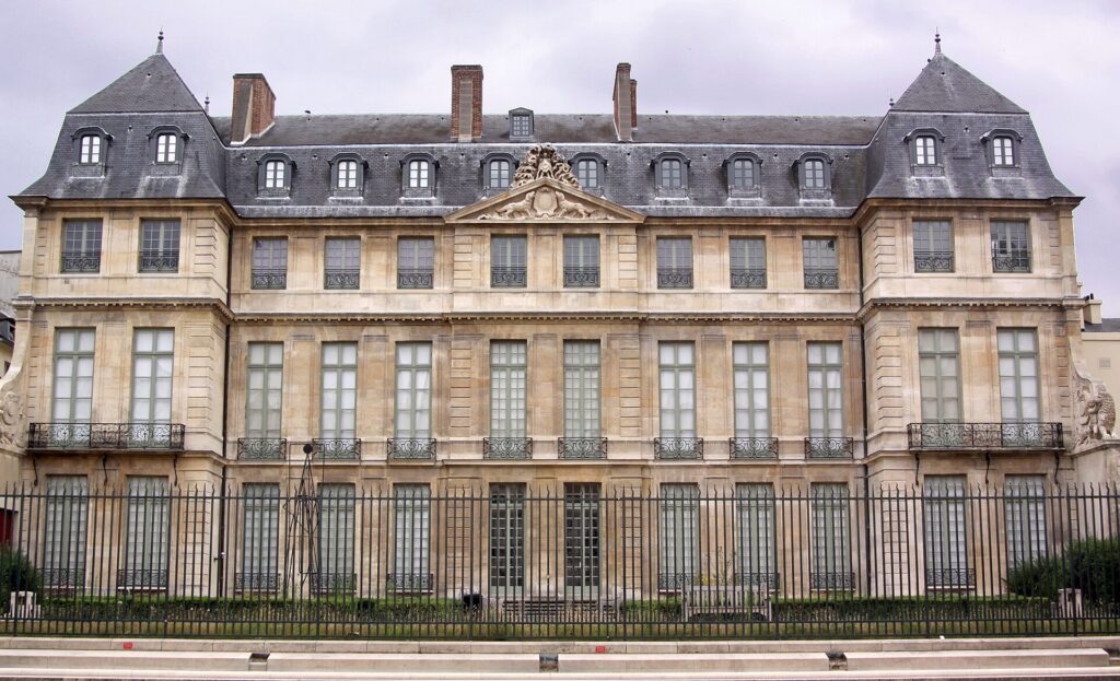 The garden façade of the Hôtel Salé