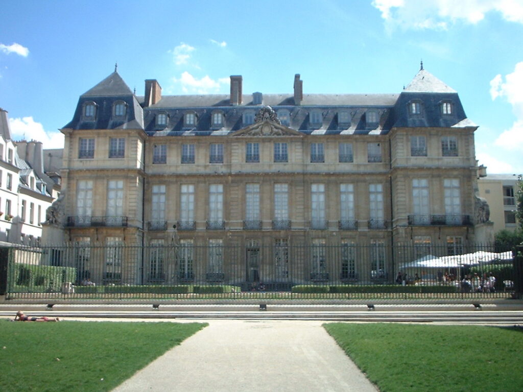 The Hôtel Salé seen from its garden