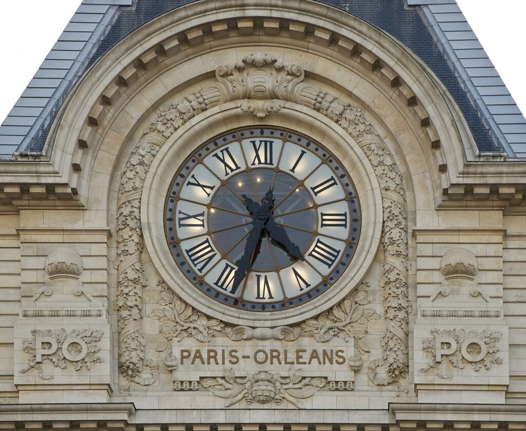 La esfera de un reloj del Museo de Orsay vista desde el interior