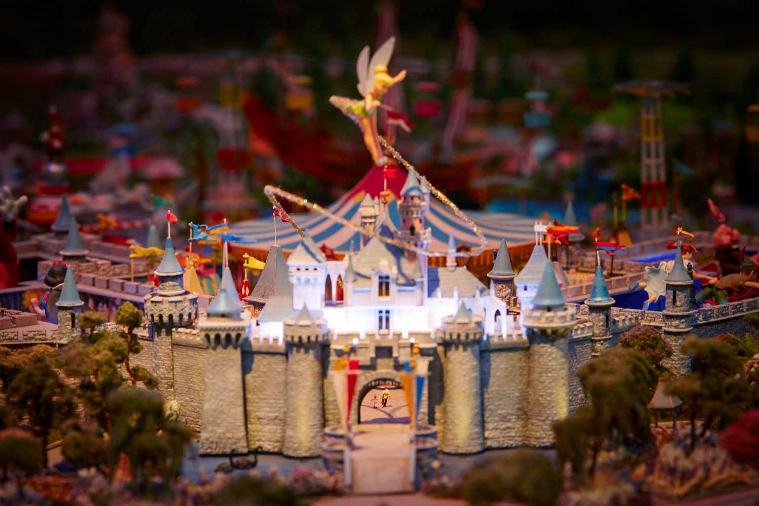 Gallery9_artifacts_Disneyland_Cloeup_5118_03_FNL-1-1