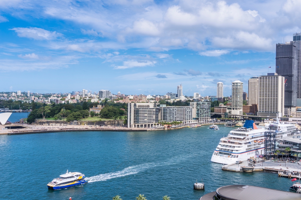 Port, à côté de l’Opéra de Sydney, en Australie, et un