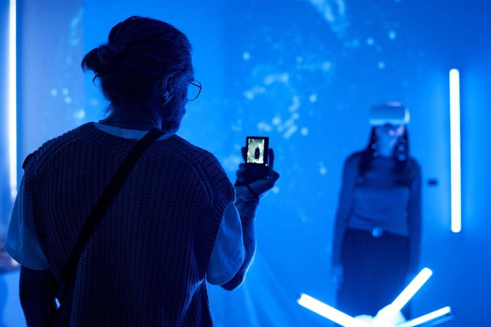 Person,Capturing,Immersive,Virtual,Reality,Experience,With,Smartphone,,Highlighting,Interaction