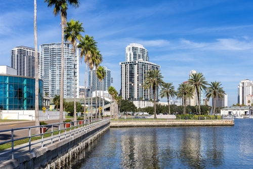 São Petersburgo, Flórida, à beira-mar, calçadão, na Baía de Tampa, com vista para o horizonte