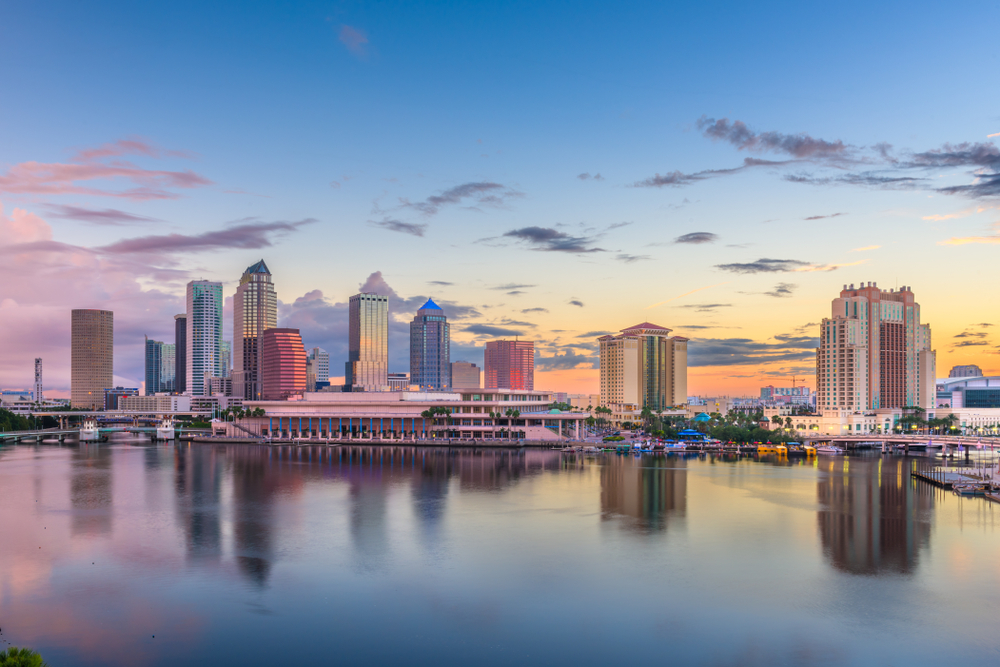 Tampa, Flórida, EUA, Centro da cidade, horizonte, à beira da baía, ao amanhecer.
