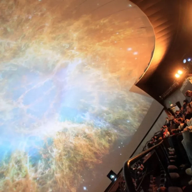 Hemisfèric: a mesmerizing spectacle of light and cinema without queues