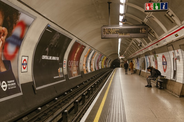 A London Underground roundel sign